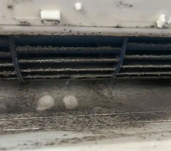 沿河空调吹的风有股烧焦味是怎么回事